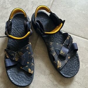 Nike ACG Air Deschutz + SE Sandals Mens Size 11 M Yellow / blue DR 1022-400